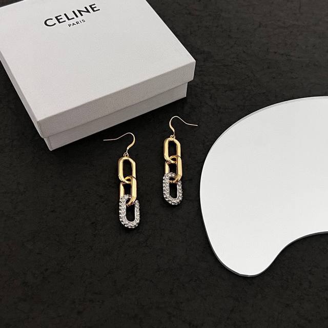 Celine 赛琳 耳坠 品牌一直是卓越品质和精致时尚的代名词，来自法国的céline,在设计创意总监phoebe Philo女士引领下,以利落廓形,奢华材质,