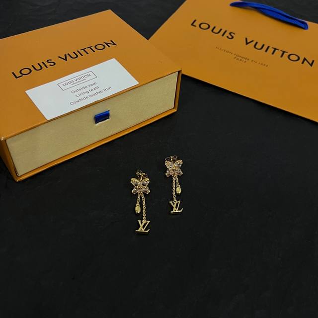 新款lv 耳钉louis Vuitton 路易威登专柜一致材质 火爆款出货 设计独特 复古前卫 男神、美女必备。