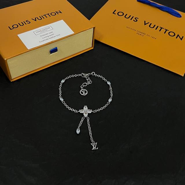 Lv 手链louis Vuitton 路易威登专柜一致材质 火爆款出货 设计独特 复古前卫 男神、美女必备。