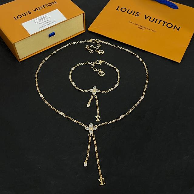 Lv 项链louis Vuitton 路易威登专柜一致材质 火爆款出货 设计独特 复古前卫 男神、美女必备。 - 点击图像关闭