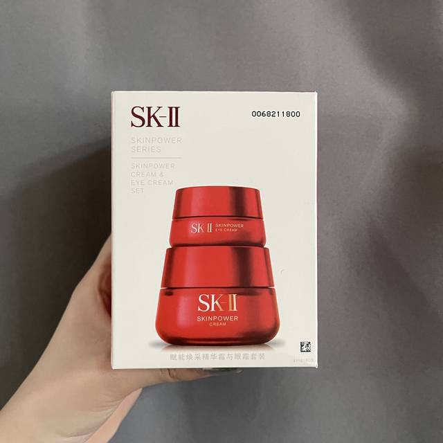 Sk磨砂眼霜 面霜2件套实拍到货年sk2新版磨砂眼霜+磨砂面霜两件套 Skii新版磨砂眼霜 面霜两件套！真的是特别合适的一套，里面都是sk2家的核心产品，对于一