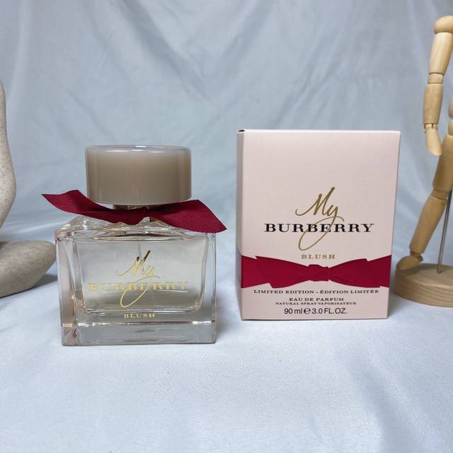 下单备注: 红my 博柏利my Burberry Blush我的巴宝莉 限量版红丝带花之绯浓香水90Ml 香调：花香调 前调：柠檬 石榴 中调：玫瑰 苹果 老鹳