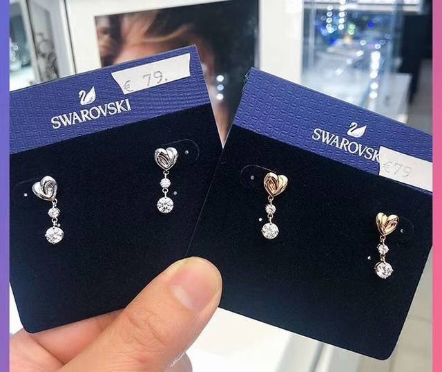 施华洛世奇swarovski 心形爱心绳结耳环 双色 这款施华洛世奇穿孔耳环每只都饰有两枚精雕细琢的swarovski仿水晶。其闪亮优雅的设计，展现出万花筒般的