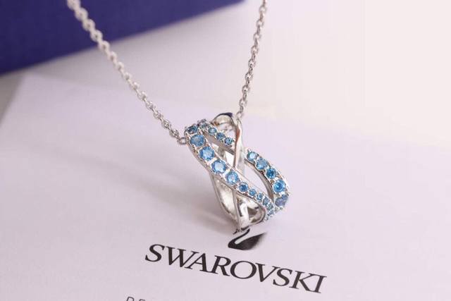 施华洛世奇 Swarovski 蓝钻螺旋交错 转运珠项链 这款链坠为时下流行的螺旋元素注入新意，并彰显品牌125年来所带来的闪亮光彩。其璀璨悦目的线条优美交织，