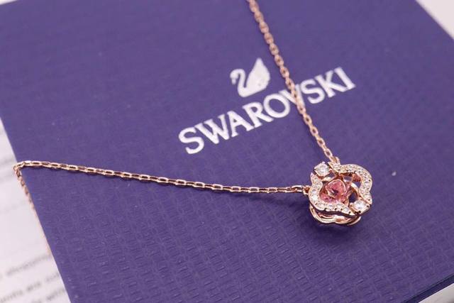 施华洛世奇 Swarovski 四叶草红跳动 锁骨项链 这款施华洛世奇项链带有精致考究的花朵装饰，四叶草造型、悬浮似的粉红色swarovski仿水晶，与镀玫瑰金