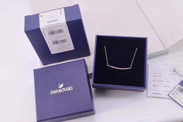 施华洛世奇 Swarovski 微笑 单排满钻锁骨项链 微微一笑，世界上最美的语言 这款含蓄细致的镀白金色以简约风为主题，密镶仿水晶的细致线条，为造型增添清新浪