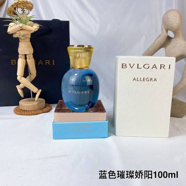 宝格丽淡蓝色糖果璀璨娇阳女士香水100Ml， 宝格丽璀璨娇阳女士香水的香水瓶采用醒目独特的色调，传达意大利假日的愉快活力：金色玻璃象征明媚阳光，蓝色玻璃则让人联