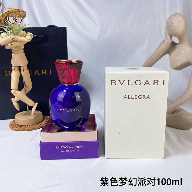 宝格丽紫色糖果梦幻派对女士香水100Ml 宝格丽梦幻派对女士香水的香水瓶运用鲜艳色调传达迷人魅力和意式优雅：红色玻璃象征耀眼红宝石，紫色则让人联想到珍贵华美的紫