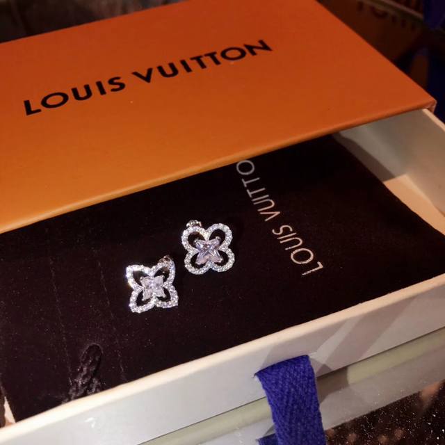 新款 火爆 大气 Lv 不对称 耳钉louis Vuitton横扫时尚界，走秀款 街拍 经典元素独特见解，高端精致。S925纯银打造 值得你拥有值得你拥有 Lv