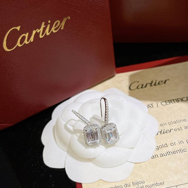 Cartier 卡地亚 Destinee系列 新款 方钻 耳勾单钻 低调奢华有内涵 精选德国进口s925纯银材质电镀厚金 不褪色不过敏 超精工 纯银耳钉