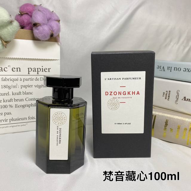 阿蒂仙 梵音藏心dzongkha 100Ml 东方花香调 前调：牡丹小豆蔻荔枝 中调：辛香料茶叶香根草焚香雪松 后调：皮革鸢尾花纸莎草 刚喷上时小豆蔻夹杂牡丹的