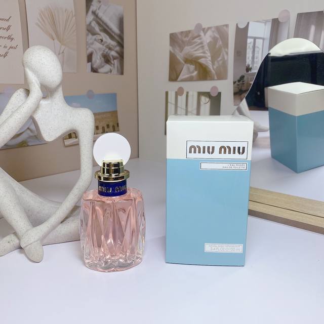 Miumiu缪缪花香粉色少女女士香水白盖100Ml 香调：花香调 前调：黑醋栗叶、香柠檬、柠檬、青柠 中调：铃兰、桃、梨、牡丹、玫瑰 后调：檀木、香草、白麝香