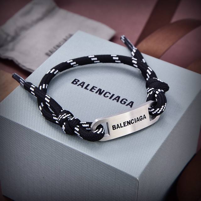 原单货新品 巴黎世家 Balenciaga 手绳，金银二色到货专柜一致黄铜材质电镀火爆款出货 设计独特 前卫 必备！