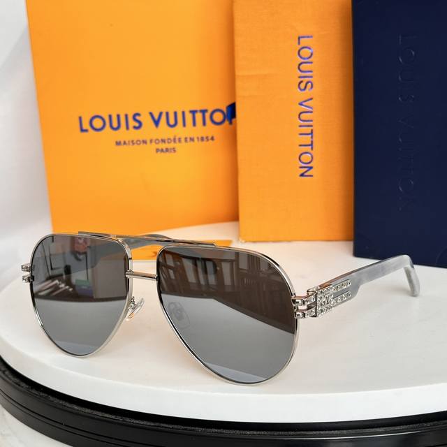 Louis Vuitto*Model：Z2017U Size：62口15-142