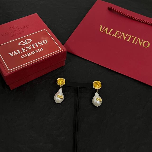 Valentino 华伦天奴 耳钉重磅新品火爆网络来了 简约大方 时尚百搭。