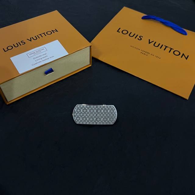 新款lv 发夹louis Vuitton 路易威登专柜一致材质 火爆款出货 设计独特 复古前卫 男神、美女必备。