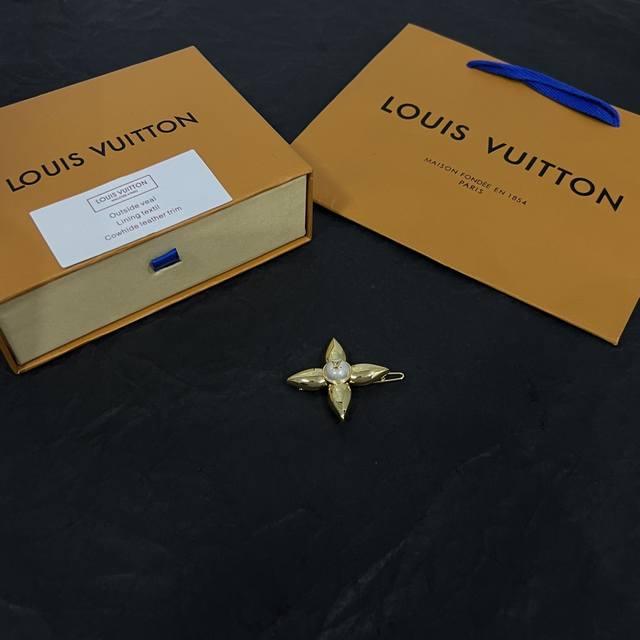 新款lv 发夹louis Vuitton 路易威登专柜一致材质 火爆款出货 设计独特 复古前卫 男神、美女必备。