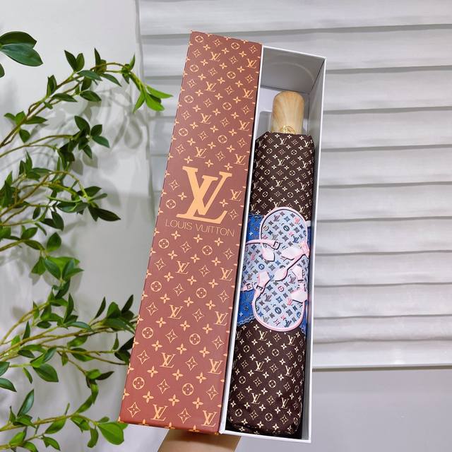 Louisvuitton 路易威登 Lv链带 设计师凭借对世界事物观察入微 独特的设计理念创作出这件作品 时尚的元素让人感到惊艳和活力 新涂层技术深色伞布 带来