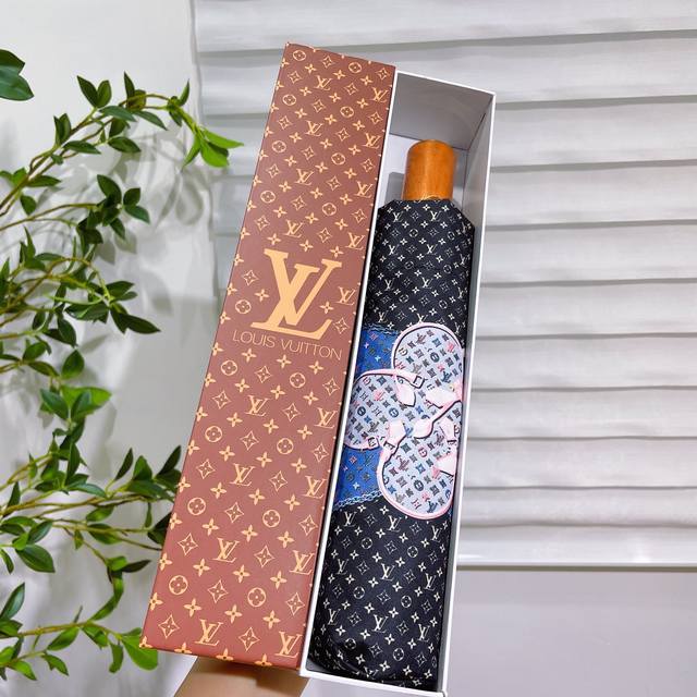 Louisvuitton 路易威登 Lv链带 设计师凭借对世界事物观察入微 独特的设计理念创作出这件作品 时尚的元素让人感到惊艳和活力 新涂层技术深色伞布 带来