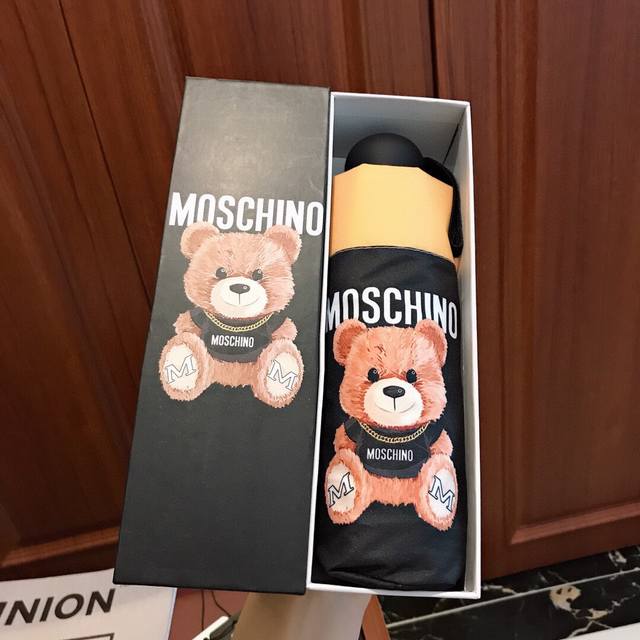 Moschino 莫斯奇诺 最新火爆五折口袋伞震撼来袭 采用加镁铝合金伞骨超轻超坚韧 精致的手柄让你感受超级棒的手感 配上精美包装 时尚感爆棚 小巧玲珑的的身材