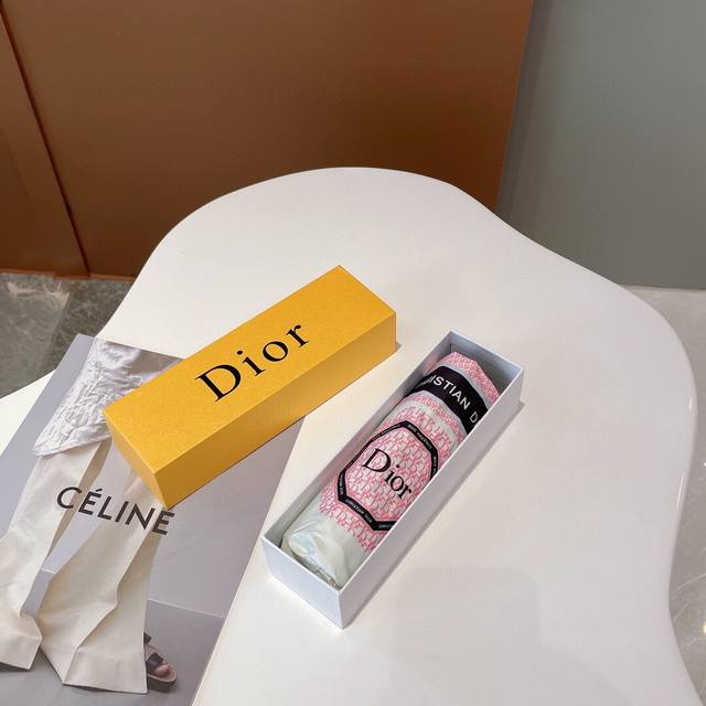 Dior 迪奥 超轻五折口袋伞 仅18Cm 热卖款 时尚指数爆表 不论晴天雨天使用都相得益彰 拥有它感受风从身体经过的感觉 留下沁人的芬芳 时尚达人必备哦 原单