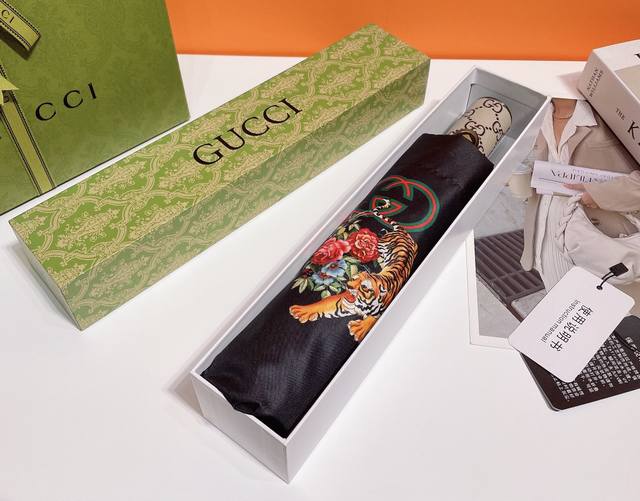 Gucci 古驰 专柜夏季新款 全自动折叠晴雨伞 新涂层技术深色伞布 带来令人惊喜的遮光效果 美丽的花卉图案繁花似锦 唯美的田园花卉 象征着生机勃勃的美好景象