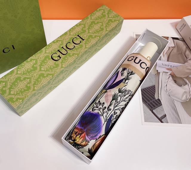 Gucci 古驰 专柜夏季新款 全自动折叠晴雨伞 新涂层技术深色伞布 带来令人惊喜的遮光效果 美丽的花卉图案繁花似锦 唯美的田园花卉 象征着生机勃勃的美好景象