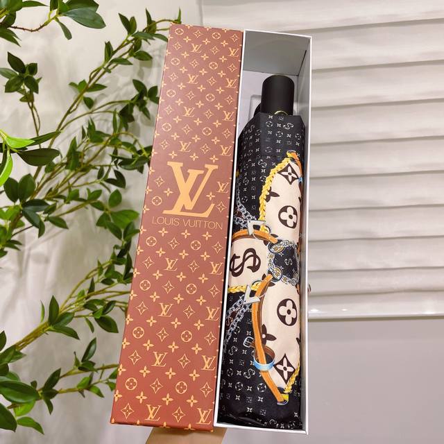 Louisvuitton 路易威登 Lv链带 设计师凭借对世界事物观察入微 独特的设计理念创作出这件作品 时尚的元素让人感到惊艳和活力 新涂层技术深色伞布 带来