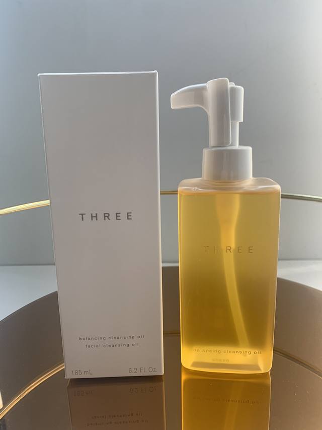 普通版 Three小三儿卸妆油185Ml！新款含98%的天然成份，老版88%。 超级难买号称小三儿卸妆油追求天然，大品牌pola的产物孕妇可用，全天然有机，不添