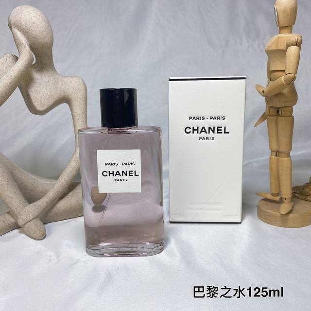 Chanel香奈儿巴黎之水-巴黎125Ml 清新闪亮的木质花香调，交织玫瑰、柑橘、广藿香与少许辛辣的粉红胡椒，清新轻灵的气息， 向这座传奇之城的优雅随性致意。