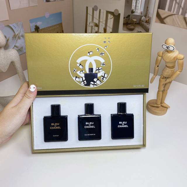 香奈儿蔚蓝中样三件套30Ml*3个，带喷头，内含：淡香蔚蓝，浓香蔚蓝，香精蔚蓝