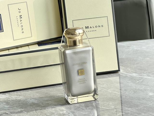 原单香水 祖玛珑 圣诞限定 玫瑰与木兰 Jo Malone London 星.夜限定系列 全新玫瑰与木兰限量回归 月光弥漫，银色鎏光洒满瓶身，如漫天星光坠落 五