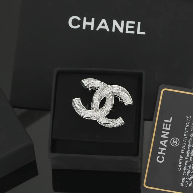 小香 Chanel 火爆 胸针 最高代购级别 最具味道的满钻胸针brooch 实物赞爆了 随便你想别哪里 别外套，西装，鞋子，领口，帽子 你能想象得到 它都能给