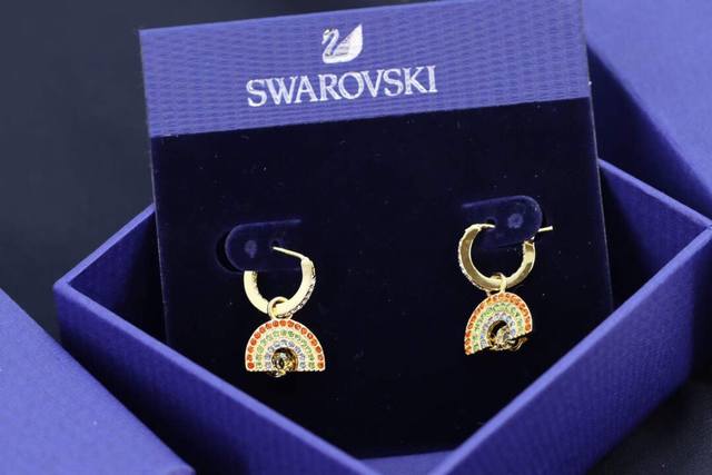 Swarovski 耀动的心 彩虹耳环 可拆分 这款是以大自然的美态为灵感 被彩虹图案包围、悬浮似的黄色swarovski仿水晶，则犹如阳光般灿烂悦目。为佩戴者