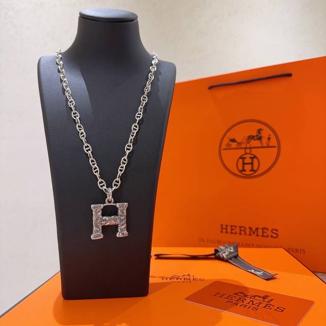 真的会心动 Hermes 爱马仕项链 猪鼻子h项链系列首饰 进口材质定制.实物质感是真的好 果然大牌的经典款百看不腻 高端链条经典搭配 新品 简单时尚专柜一致