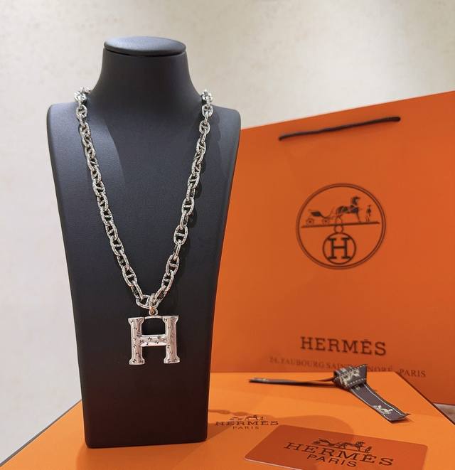 真的会心动 Hermes 爱马仕项链 猪鼻子h项链系列首饰 进口材质定制.实物质感是真的好 果然大牌的经典款百看不腻 高端链条经典搭配 新品 简单时尚专柜一致