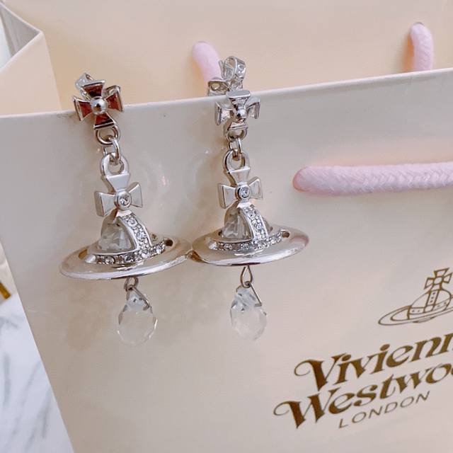 Vivienne Westwood西太后土星耳环！英国时装设计师，时装的朋克之母！时尚潮流风格，品质强大，超美的设计！简约大气刺绣logo精致这个款不用担心不好