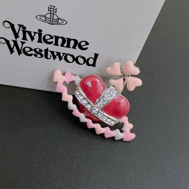 Vivienne Westwood西太后胸针土星胸针！英国时装设计师，时装的朋克之母！时尚潮流风格，品质强大，超美的设计！简约大气刺绣logo精致这个款不用担心