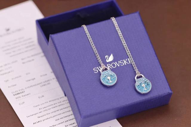 施华洛世奇 Swarovski 蓝渐变 兰心锁爱 锁骨项链 锁上您的心头：这款精致迷人的施华洛世奇项链散发浓浓的浪漫气息。其时尚十足的锁头装饰缀有多颗蓝色swa