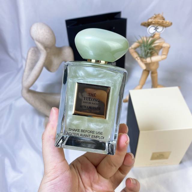 Armani阿玛尼私藏系列玉龙茶香流沙版玉龙幻沙珍藏香水母狼100Ml 前调:橘子柠檬 中调:茶叶 后调:龙涎香 去年玉龙茶香刷爆网络，这支流沙版本‘玉龙幻沙是