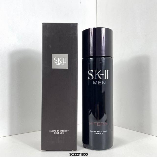 普通版 Sk2男士神仙水230Ml！专门为男士添加了缓释清凉成分，用起来更清爽帮助皮肤新陈代谢，补充流失的胶原蛋白。男士护肤品里最控油，祛痘的极品！