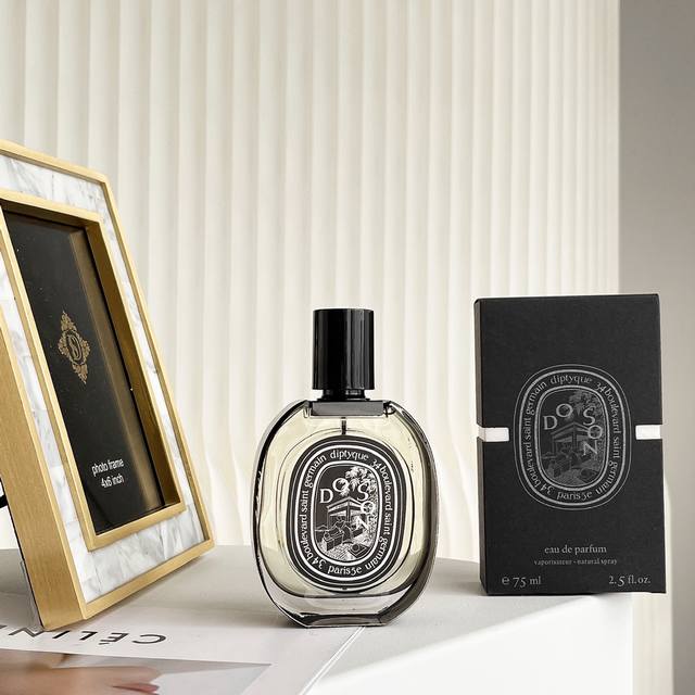 专柜品质 蒂普提克diptyque杜桑黑瓶 Doson Edp Ml 香调：花香调 前调：橙花 玫瑰 鸢尾花 中调：晚香玉 粉红胡椒 后调：安息香脂 麝香 这款