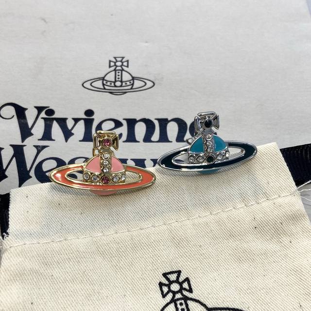 高版本含包装 Vivienn Westwood 西 后 王冠星球耳钉 重磅推荐，绝美土星耳钉，闭眼入准没错！纯粹王冠球是经典的象征，闪耀土星环勾勒未来波光流转间