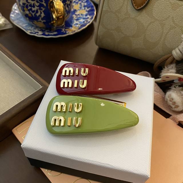 Miumiu皮革字母发夹 同款材质