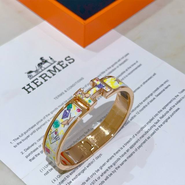 Hermes 爱马仕手镯 V金原版定制 爱马仕手环 珐琅工艺太考验师傅的手艺了 要确保色泽手工制作好 V金高端定制 女神 都爱爱马仕火爆手镯 超精赞 各路女神