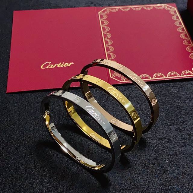 Cartier 卡地亚官网最新发布 火爆窄版细款中号手镯进口精工保色18K高端定制顶级工艺 专柜Logo刻字清晰 3 度无死角！全新的窄版设计 更显精致～如此美