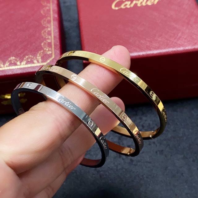 Cartier 卡地亚官网最新发布 火爆窄版细款手镯进口精工保色18K高端定制顶级工艺 专柜Logo刻字清晰 360度无死角！全新的窄版设计 更显精致～如此美物