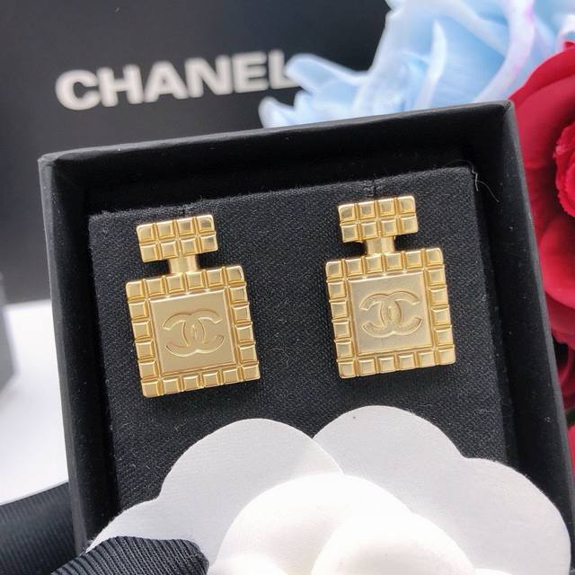 编号Xed0 0 Chanel 原单新品 小香双C香水瓶耳钉 高端品质，专柜1:1开模，专柜原版同黄铜材质！高级925银针防过敏处理，Cnc工艺，细节无可挑剔，