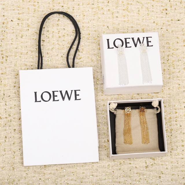 208378 Zp8400，量大咨询客服 Loewe菱形流苏耳环 第一眼看到立马就喜欢上了L0Ewe 罗意威 Anagram缠丝立体吊耳钉。以及一个带有Loew