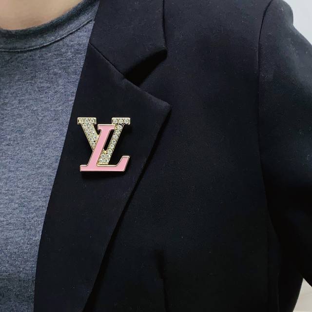 Louis Vuitton 路易威登 专柜新款滴油镶钻彩色胸针，Lv是最懂女人的饰物。那些倾注了全部心血去做自己的女人，往往更珍惜胸针的意义。Lv女士把胸针别在